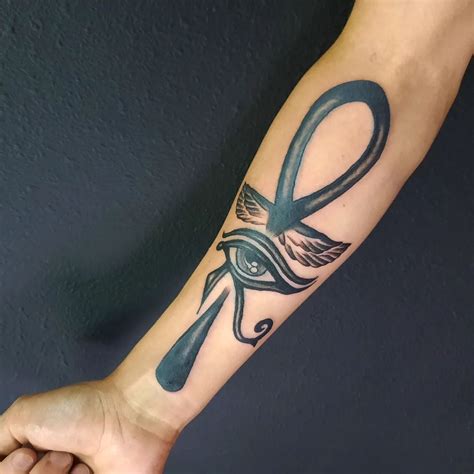 cruz en el antebrazo|Tatuajes de la cruz egipcia Ankh: 35 diseños lleno de。